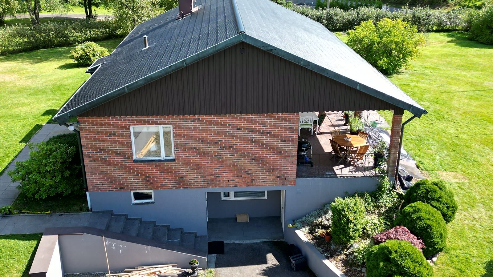 Drönarvy över tegelvilla med nytt tak