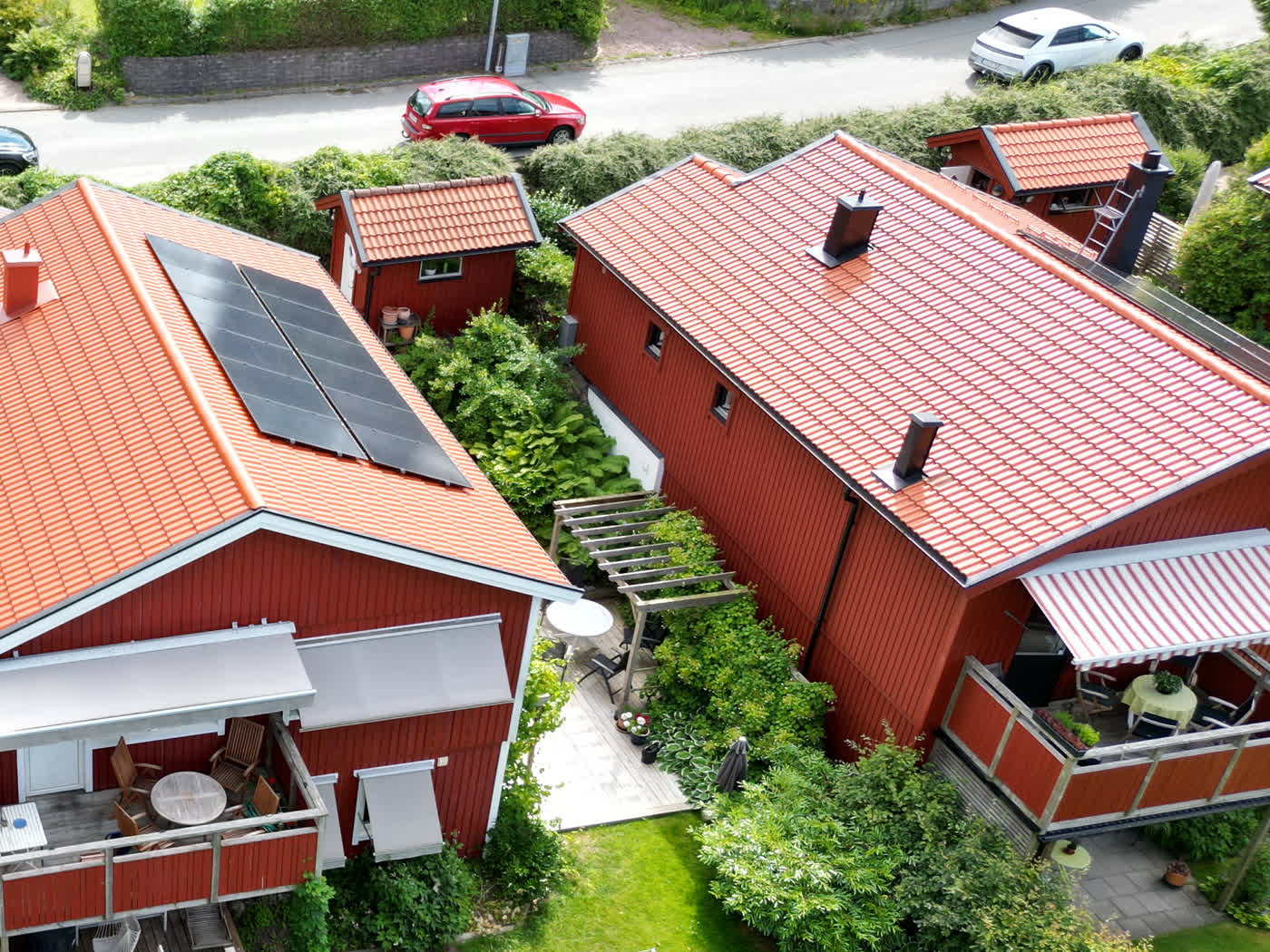 Takbyte utfört av Skandinaviska Takgruppen – Nytt tegeltak – ett av våra takbyten i Västra Götaland, drönarvy.