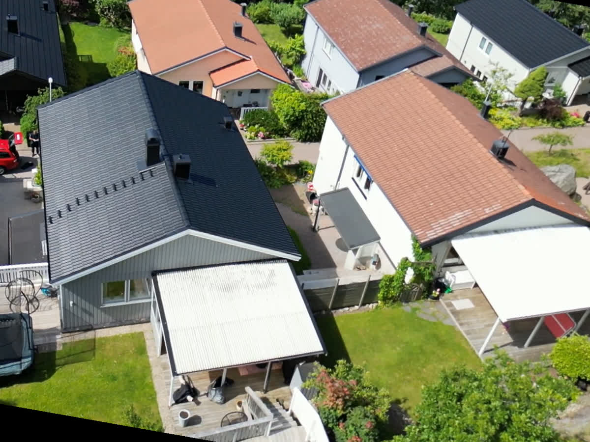 Samma villa i Mölndal med nytt svart tak – drönarvy efter takbytet