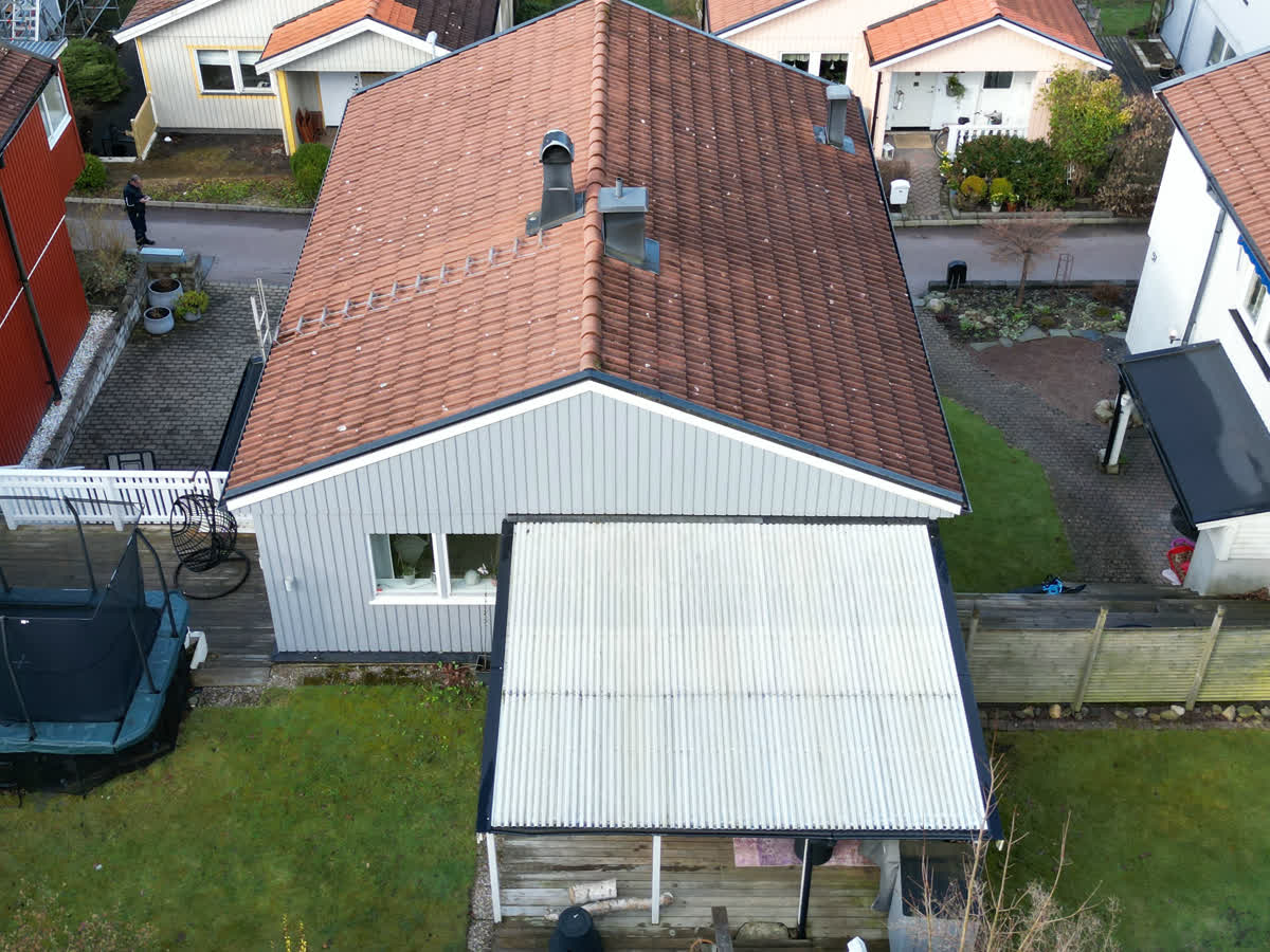 Villa i Mölndal med slitet terrakotta-tak – drönarvy före takbytet